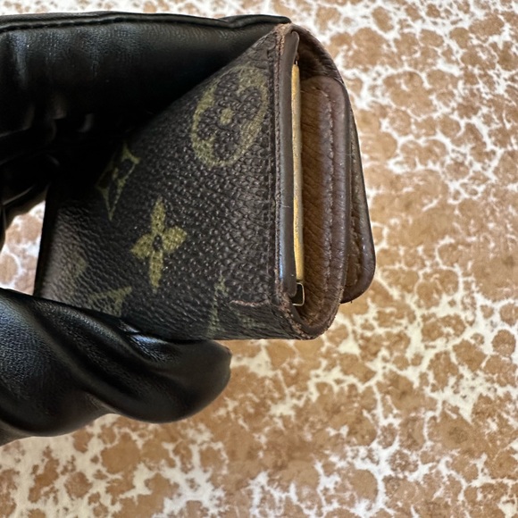 LV Brown Monogram Key Holder - Picture 8 of 10